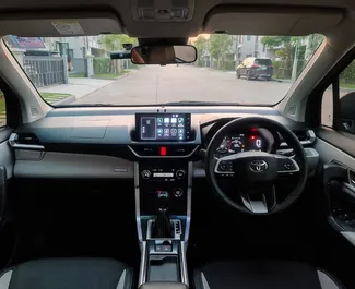 Interior do Toyota Veloz para aluguer na Tailândia. Um excelente carro de 7 lugares com transmissão Automático.