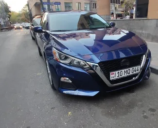 Sprednji pogled najetega avtomobila Nissan Altima v v Erevanu, Armenija ✓ Avtomobil #9409. ✓ Menjalnik Samodejno TM ✓ Mnenja 0.