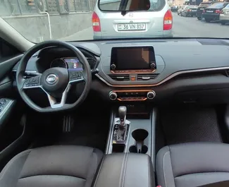 Nissan Altima 2019 için kiralık Benzin 2,5L motor, Erivan'da.