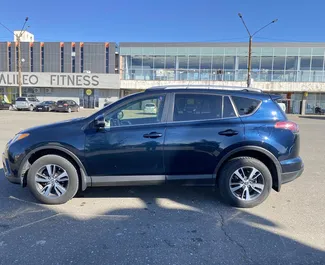 Toyota Rav4 2018 için kiralık Benzin 2,5L motor, Kutaisi'de.