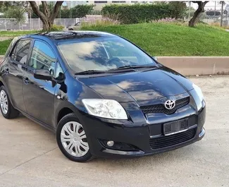 Vista frontal de um aluguel Toyota Auris no aeroporto de Tirana, Albânia ✓ Carro #9373. ✓ Transmissão Automático TM ✓ 0 avaliações.