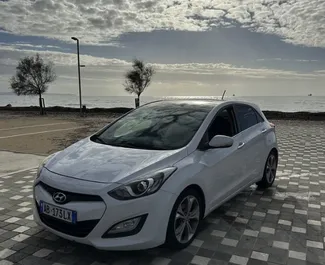 Predný pohľad na prenajaté auto Hyundai i30 v v meste Durres, Albánsko ✓ Auto č. 7898. ✓ Prevodovka Automatické TM ✓ Hodnotenia 1.