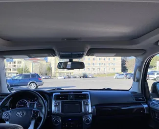 Interior de Toyota 4 Runner para alquilar en Georgia. Un gran coche de 5 plazas con transmisión Automático.