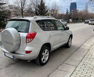 2.2L 엔진이 장착된 티라나 공항에서의 Toyota Rav4 #9372 매뉴얼 차량 대여 ➤ 아마릴도 알바니아에서에서 제공.