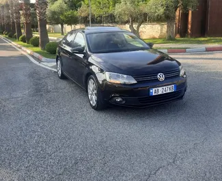 Vista frontal de un Volkswagen Jetta de alquiler en Tirana, Albania ✓ Coche n.º 9487. ✓ Automático TM ✓ 0 opiniones.