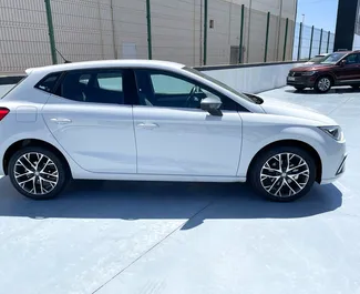 Alquiler de coches SEAT Ibiza n.º 9504 Automático en el aeropuerto de Tenerife Sur, equipado con motor de 1,0L ➤ De Philip en España.