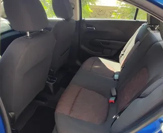 Interior de Chevrolet Aveo para alquilar en Armenia. Un gran coche de 5 plazas con transmisión Automático.