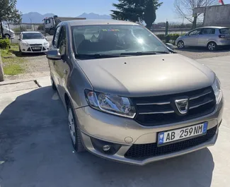 Sprednji pogled najetega avtomobila Dacia Sandero v na letališču Tirana, Albanija ✓ Avtomobil #9485. ✓ Menjalnik Priročnik TM ✓ Mnenja 0.