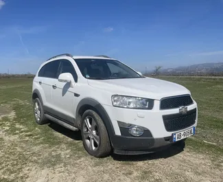 Predný pohľad na prenajaté auto Chevrolet Captiva v na letisku Tirana, Albánsko ✓ Auto č. 9482. ✓ Prevodovka Automatické TM ✓ Hodnotenia 1.