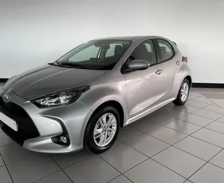 Priekinė automobilio, kurį nuomojate Toyota Yaris Tenerifės pietiniame oro uoste, Ispanija vaizdas ✓ Automobilis #9501. ✓ Pavarų dėžė Automatinis TM ✓ Atsiliepimai 0.