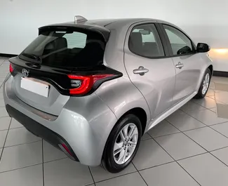 Арендуйте Toyota Yaris 2023 в Испании. Топливо: Гибрид. Мощность: 91 л.с. ➤ Стоимость от 22 EUR в сутки.