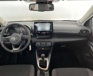 Alquiler de Toyota Yaris. Coche Economía, Confort para alquilar en España ✓ Depósito de 300 EUR ✓ opciones de seguro TPL, CDW.