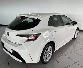 Toyota Corolla 2020 araç kiralama İspanya'da, ✓ Hibrit yakıt ve 122 beygir gücü özellikleriyle ➤ Günde başlayan fiyatlarla 24 EUR.