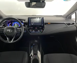 Alquiler de Toyota Corolla. Coche Economía, Confort para alquilar en España ✓ Depósito de 300 EUR ✓ opciones de seguro TPL, CDW.