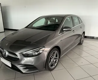 Vista frontal de un Mercedes-Benz B-Class de alquiler en el aeropuerto de Tenerife Sur, España ✓ Coche n.º 9510. ✓ Automático TM ✓ 0 opiniones.