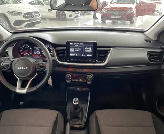 Kia Stonic 2023 araç kiralama İspanya'da, ✓ Benzin yakıt ve 100 beygir gücü özellikleriyle ➤ Günde başlayan fiyatlarla 24 EUR.