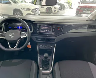 Volkswagen Taigo 2022 araç kiralama İspanya'da, ✓ Benzin yakıt ve 95 beygir gücü özellikleriyle ➤ Günde başlayan fiyatlarla 28 EUR.