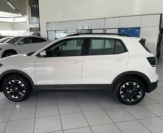 Alquiler de coches Volkswagen T-Cross n.º 9506 Manual en el aeropuerto de Tenerife Sur, equipado con motor de 1,0L ➤ De Philip en España.