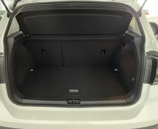 Volkswagen T-Cross location. Économique, Confort, Crossover Voiture à louer en Espagne ✓ Dépôt de 300 EUR ✓ RC, CDW options d'assurance.