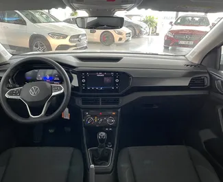 スペインにてでのVolkswagen T-Cross 2022カーレンタル、特徴は✓ガソリン燃料と95馬力 ➤ 1日あたり25 EURからスタート。