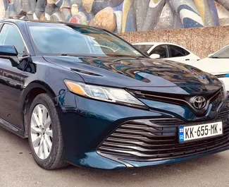 Toyota Camry 2021 automašīnas noma Gruzijā, iezīmes ✓ Benzīns degviela un 203 zirgspēki ➤ Sākot no 125 GEL dienā.