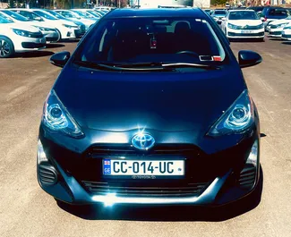 Прокат машины Toyota Prius C №9558 (Автомат) в аэропорту Тбилиси, с двигателем 1,5л. Бензин ➤ Напрямую от Бека в Грузии.