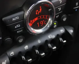 ブドヴァにてで利用可能なフロントドライブシステム搭載のMini Cooper S 2014。