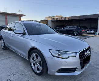 Vista frontal de un Audi A6 de alquiler en el aeropuerto de Tirana, Albania ✓ Coche n.º 9498. ✓ Automático TM ✓ 0 opiniones.