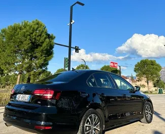 Volkswagen Jetta 2016 location de voiture en Albanie, avec ✓ Essence carburant et 112 chevaux ➤ À partir de 30 EUR par jour.