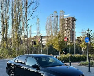 Vue de face d'une location Volkswagen Jetta à Tirana, Albanie ✓ Voiture #9426. ✓ Automatique TM ✓ 0 avis.