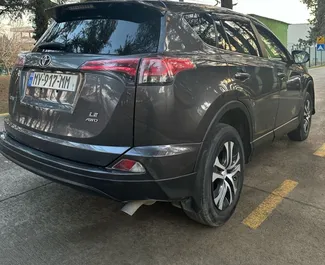 محرك البنزين بسعة 2,5 لتر لسيارة Toyota Rav4 2018 للإيجار في في تبليسي.