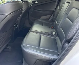 Interior de Hyundai Tucson para alquilar en Albania. Un gran coche de 5 plazas con transmisión Automático.