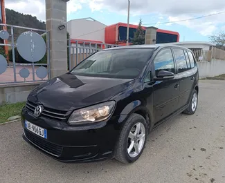 Vista frontale di un noleggio Volkswagen Touran a Tirana, Albania ✓ Auto #9394. ✓ Cambio Automatico TM ✓ 0 recensioni.