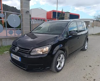 Vista frontal de un Volkswagen Touran de alquiler en Tirana, Albania ✓ Coche n.º 9394. ✓ Automático TM ✓ 0 opiniones.