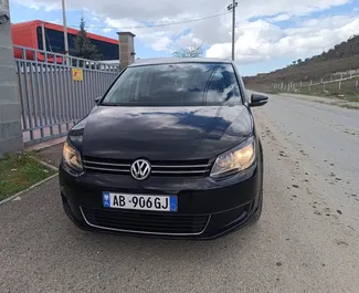 Automašīnas noma Volkswagen Touran #9394 ar Automātiskais pārnesumu kārbu Tirānā, aprīkots ar 1,6L dzinēju ➤ No Artur Albānijā.