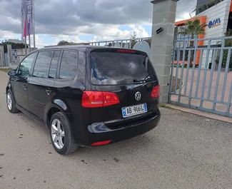 Pronájem Volkswagen Touran. Auto typu Komfort, Minivan k pronájmu v Albánii ✓ Vklad 100 EUR ✓ Možnosti pojištění: TPL, CDW, SCDW, FDW, Krádež.