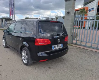 Volkswagen Touran bérlése. Kényelmes, Kisbusz típusú autó bérlése Albániában ✓ Letét 100 EUR ✓ Biztosítási opciók: TPL, CDW, SCDW, FDW, Lopás.