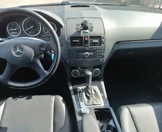 Mercedes-Benz C220 d 2010 的 Petrol 2.0L 发动机，在 在地拉那 出租。