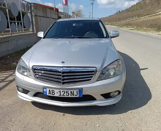 ティラナにて、アルバニアにてでのMercedes-Benz C220 d #9468 自動カーレンタル、2.0Lエンジン搭載 ➤ アーサーから。