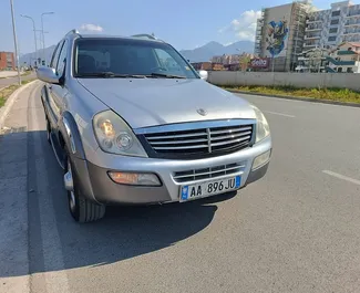Predný pohľad na prenajaté auto SsangYong Rexton v v Tirane, Albánsko ✓ Auto č. 9588. ✓ Prevodovka Automatické TM ✓ Hodnotenia 0.