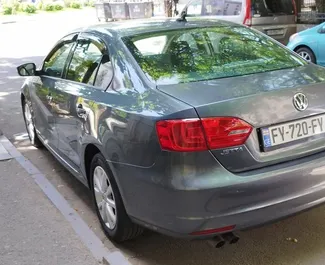 Volkswagen Jetta 2013 k dispozici k pronájmu v Tbilisi, s omezením ujetých kilometrů neomezené.