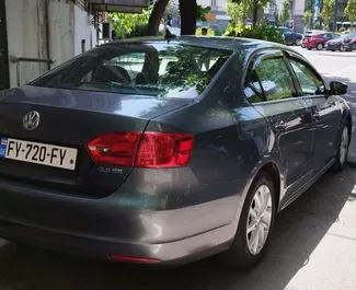 Bensiini 2,5L moottori Volkswagen Jetta 2013 vuokrattavana Tbilisissä.