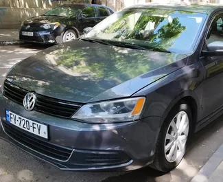 Sprednji pogled najetega avtomobila Volkswagen Jetta v v Tbilisiju, Georgia ✓ Avtomobil #9532. ✓ Menjalnik Samodejno TM ✓ Mnenja 0.