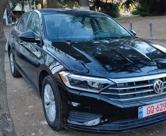 Ενοικίαση αυτοκινήτου Volkswagen Jetta 2019 στη Γεωργία, περιλαμβάνει ✓ καύσιμο Βενζίνη και 150 ίππους ➤ Από 115 GEL ανά ημέρα.