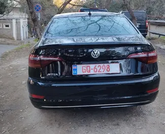 Interiér Volkswagen Jetta na prenájom v v Gruzínsku. Skvelé auto so sedadlami pre 5 osôb s prevodovkou Automatické.