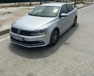 Frontvisning av en leiebil Volkswagen Jetta i Tirana, Albania ✓ Bil #9564. ✓ Automatisk TM ✓ 0 anmeldelser.