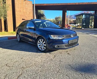 Frontvisning av en leiebil Volkswagen Jetta i Tirana, Albania ✓ Bil #9565. ✓ Automatisk TM ✓ 0 anmeldelser.