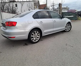 Auto rentimine Volkswagen Jetta #9567 Automaatne Tiranas, varustatud 2,0L mootoriga ➤ Besmirlt Albaanias.