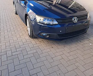 Frontvisning av en leiebil Volkswagen Jetta i Tirana, Albania ✓ Bil #9566. ✓ Automatisk TM ✓ 0 anmeldelser.