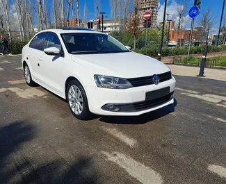 Vista frontal de um aluguel Volkswagen Jetta em Tirana, Albânia ✓ Carro #9572. ✓ Transmissão Automático TM ✓ 0 avaliações.